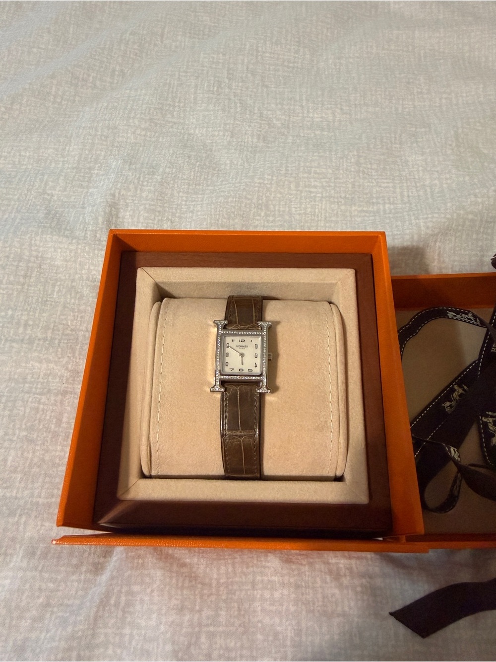 BRAND new in box. HERMÈS Heure H Small Model Diamond Bezel Alligator Strap 25mm